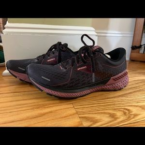 Brooks Adrenaline 21, Size 8, Womens